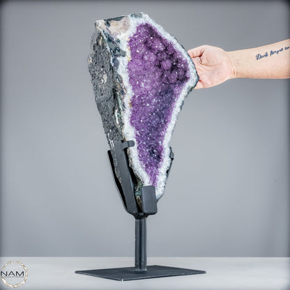 Majestätische Tiefe – Amethystdruse mit Calcit auf edlem Stand-9503,33g