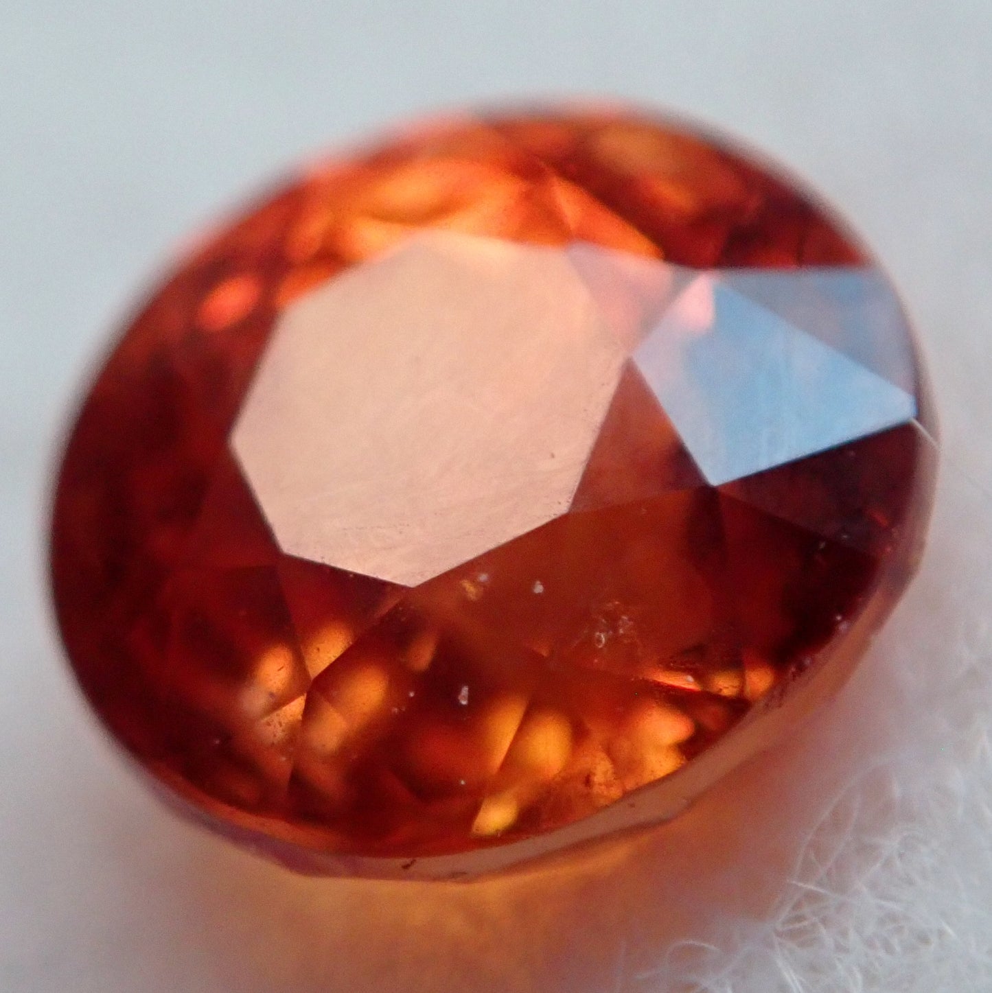 Orangener Facettierter Saphir aus Sri Lanka, 1.23 ct - 0,246g - 5,93 x 5,93 x 4,41mm