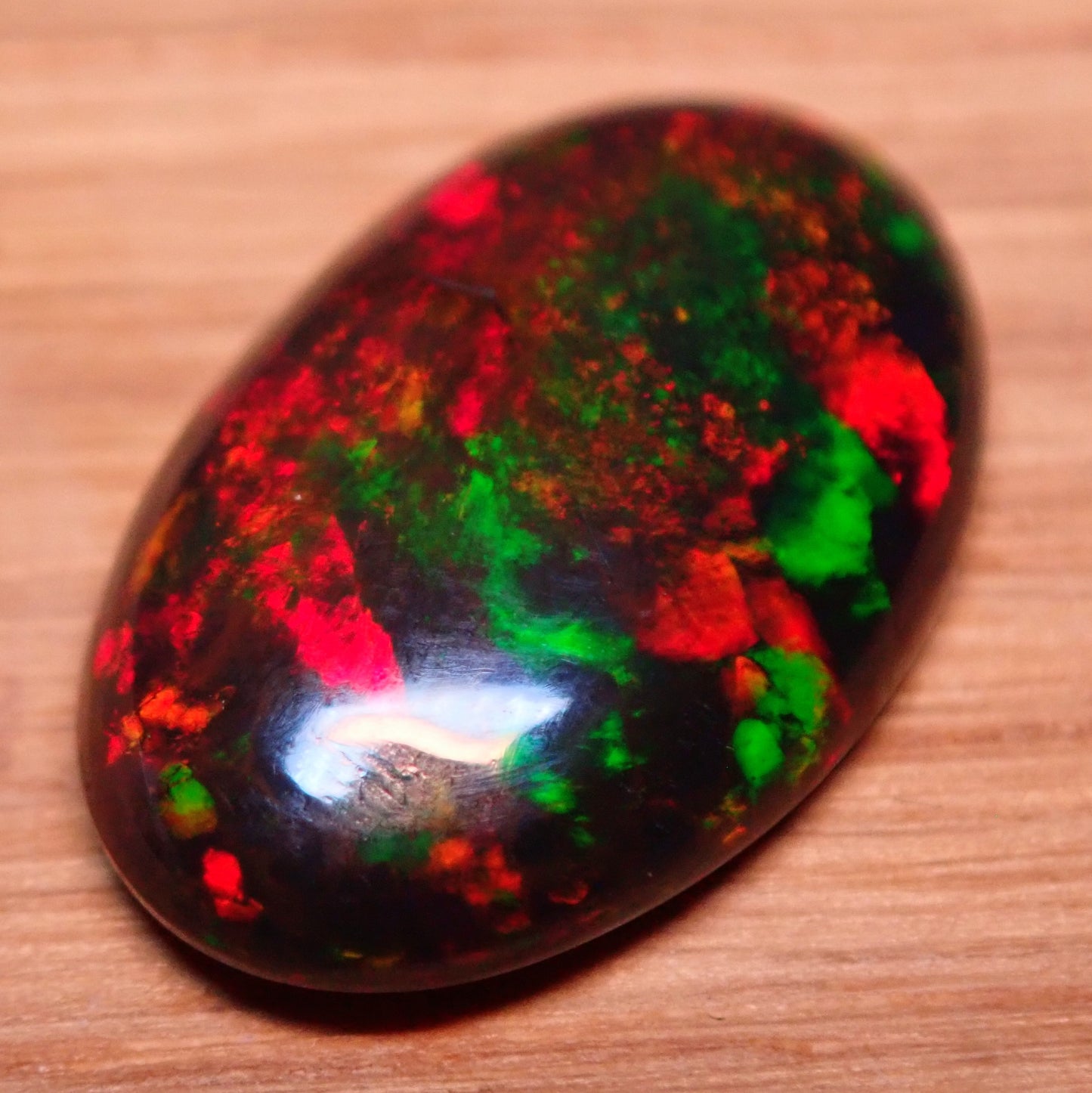 A+ Opal Cabochon (Schwarz) aus Äthiopien, 4.165 ct - 0,833g - 17,64 x 11,28 x 4,57mm