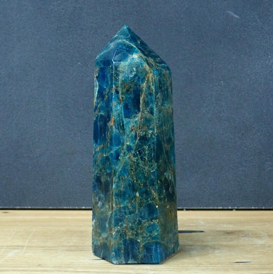 Blauer Apatit Obelisk, 150 x 55 x 50 mm, 731g