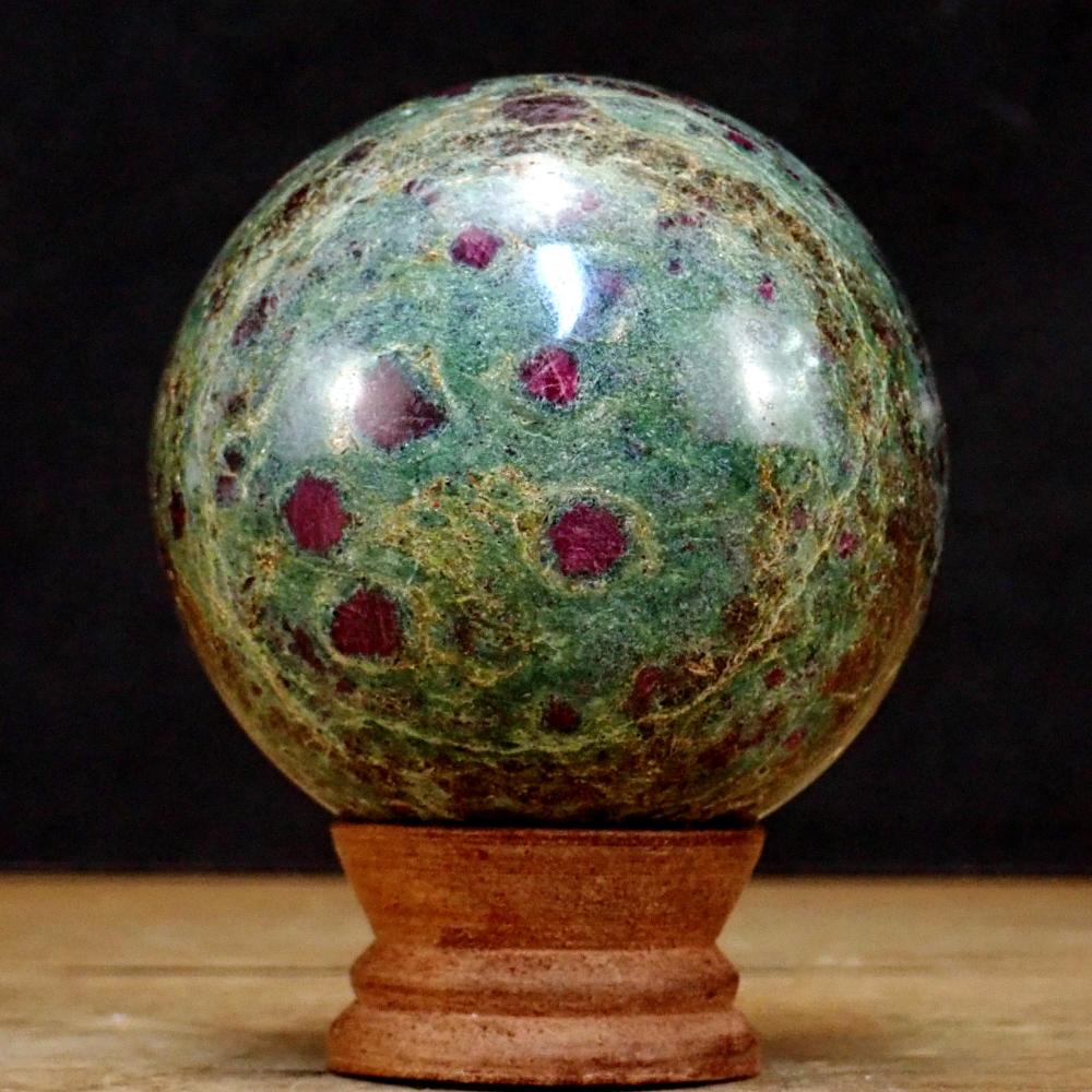 Rubin in Fuchsit als Kugel - 804,71g - 78mm – Natural-Art-Minerals.de