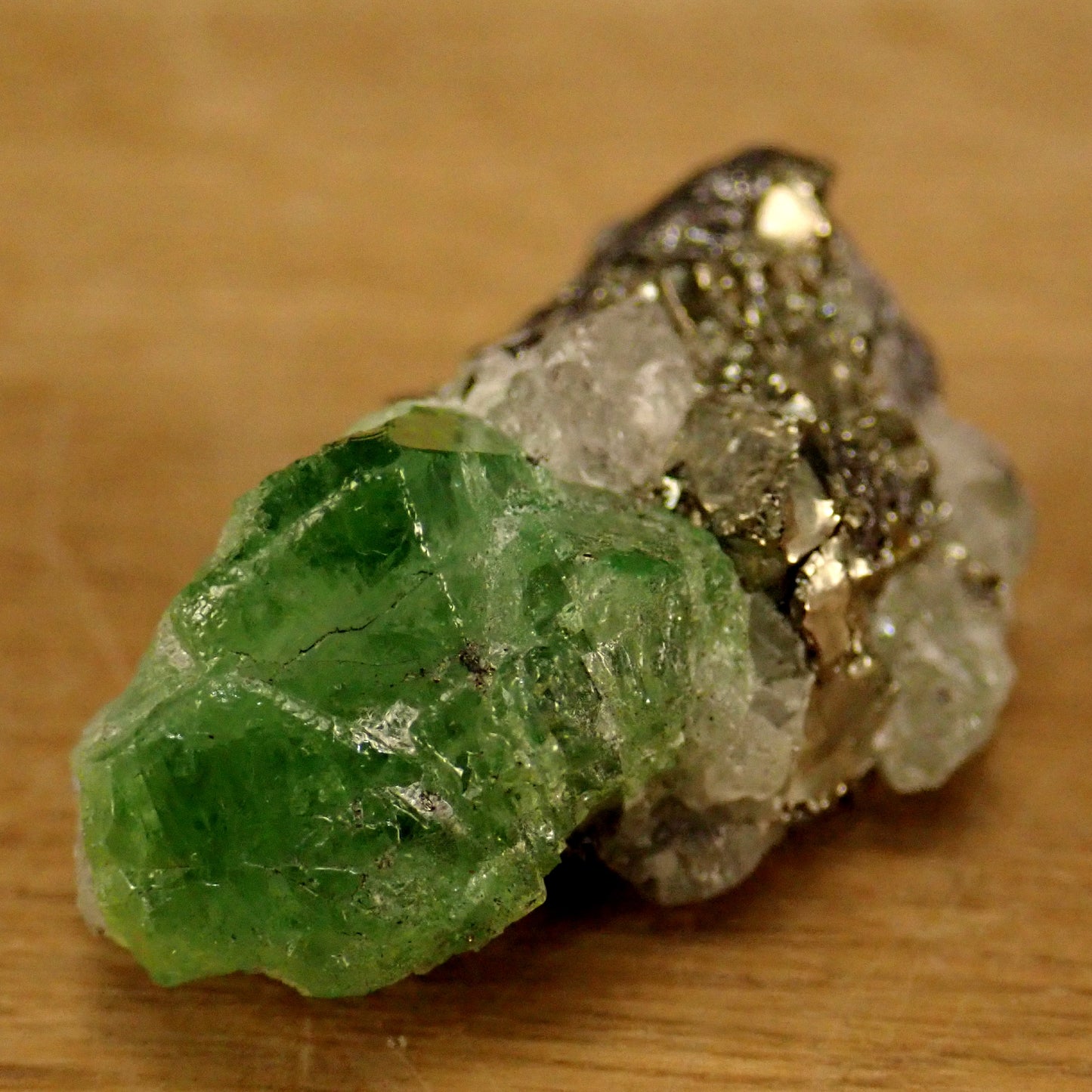 Grüner Tsavorit-kristall mit Pyrit auf Matrix, 98,95ct - 19,79g - 38,6 x 26,9 x 19,8mm