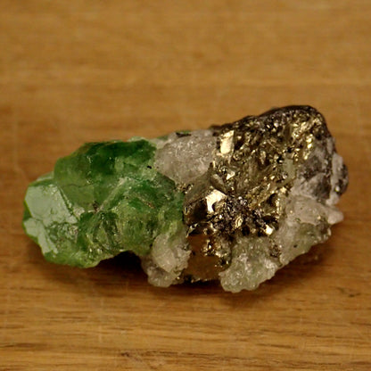 Grüner Tsavorit-kristall mit Pyrit auf Matrix, 98,95ct - 19,79g - 38,6 x 26,9 x 19,8mm