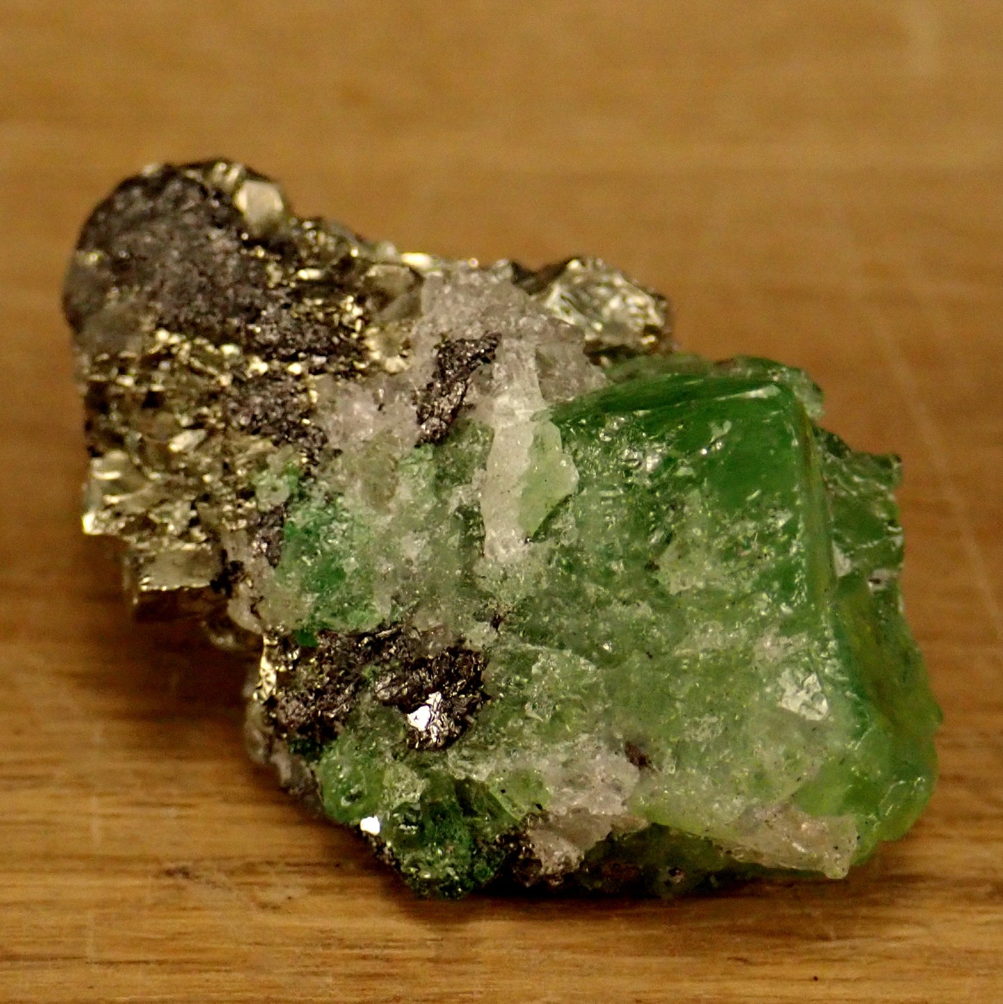 Grüner Tsavorit-kristall mit Pyrit auf Matrix, 98,95ct - 19,79g - 38,6 x 26,9 x 19,8mm