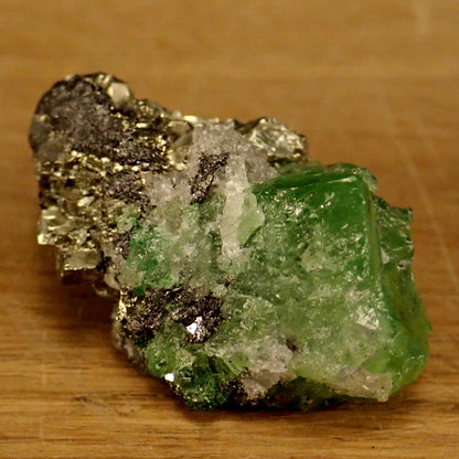 Grüner Tsavorit-kristall mit Pyrit auf Matrix, 98,95ct - 19,79g - 38,6 x 26,9 x 19,8mm