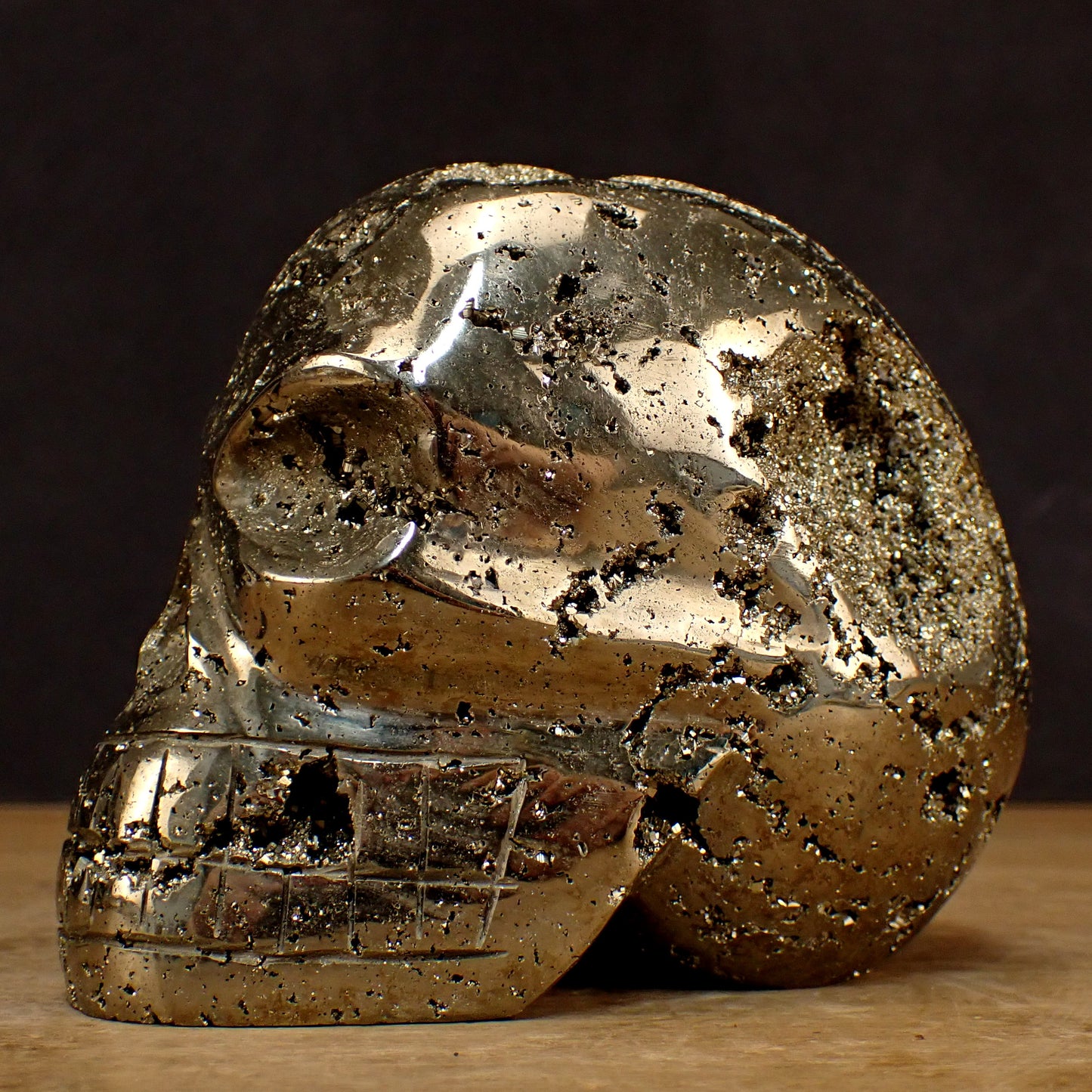 Großer Pyrit Schädel/Totenkopf Skulptur - 2540,45g - 132 x 107 x 82 mm