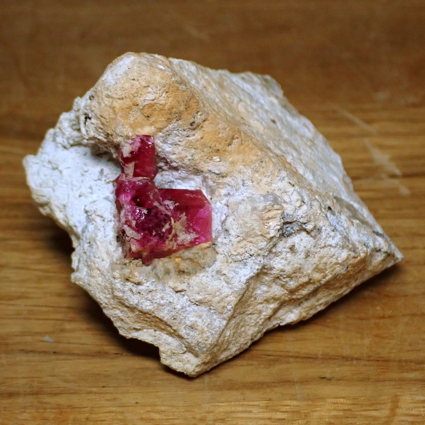 Sehr Seltener Roter Bixbit-Beryll-Kristallkluster, Utah, USA, 397.905 ct - 79,581g - 55,96 x 47,40 x 36,80mm