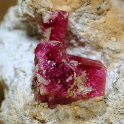 Sehr Seltener Roter Bixbit-Beryll-Kristallkluster, Utah, USA, 397.905 ct - 79,581g - 55,96 x 47,40 x 36,80mm