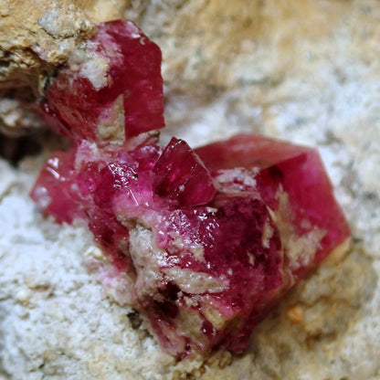 Sehr Seltener Roter Bixbit-Beryll-Kristallkluster, Utah, USA, 397.905 ct - 79,581g - 55,96 x 47,40 x 36,80mm