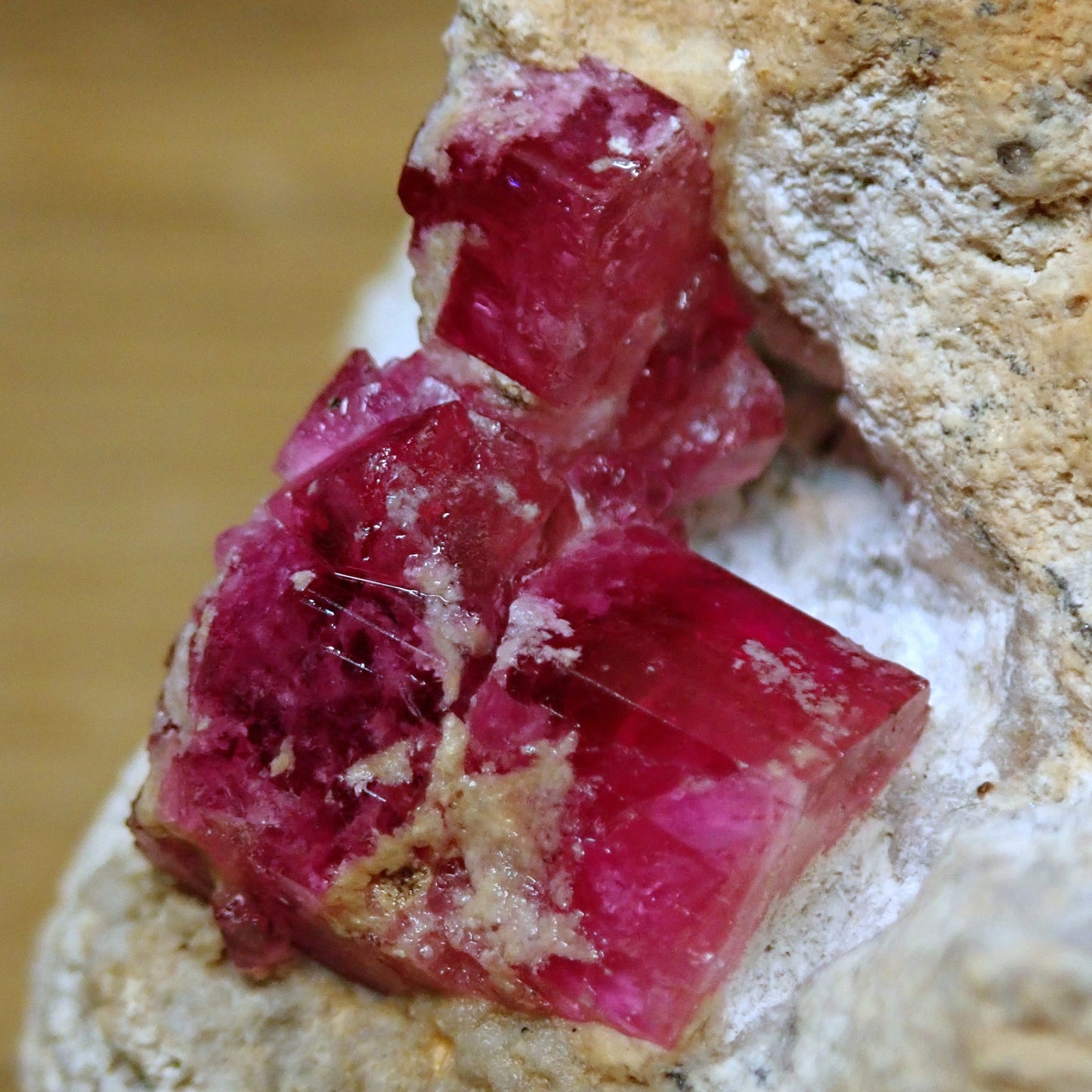 Sehr Seltener Roter Bixbit-Beryll-Kristallkluster, Utah, USA, 397.905 ct - 79,581g - 55,96 x 47,40 x 36,80mm