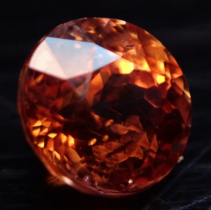 Orangener Facettierter Saphir aus Sri Lanka, 1.23 ct - 0,246g - 5,93 x 5,93 x 4,41mm