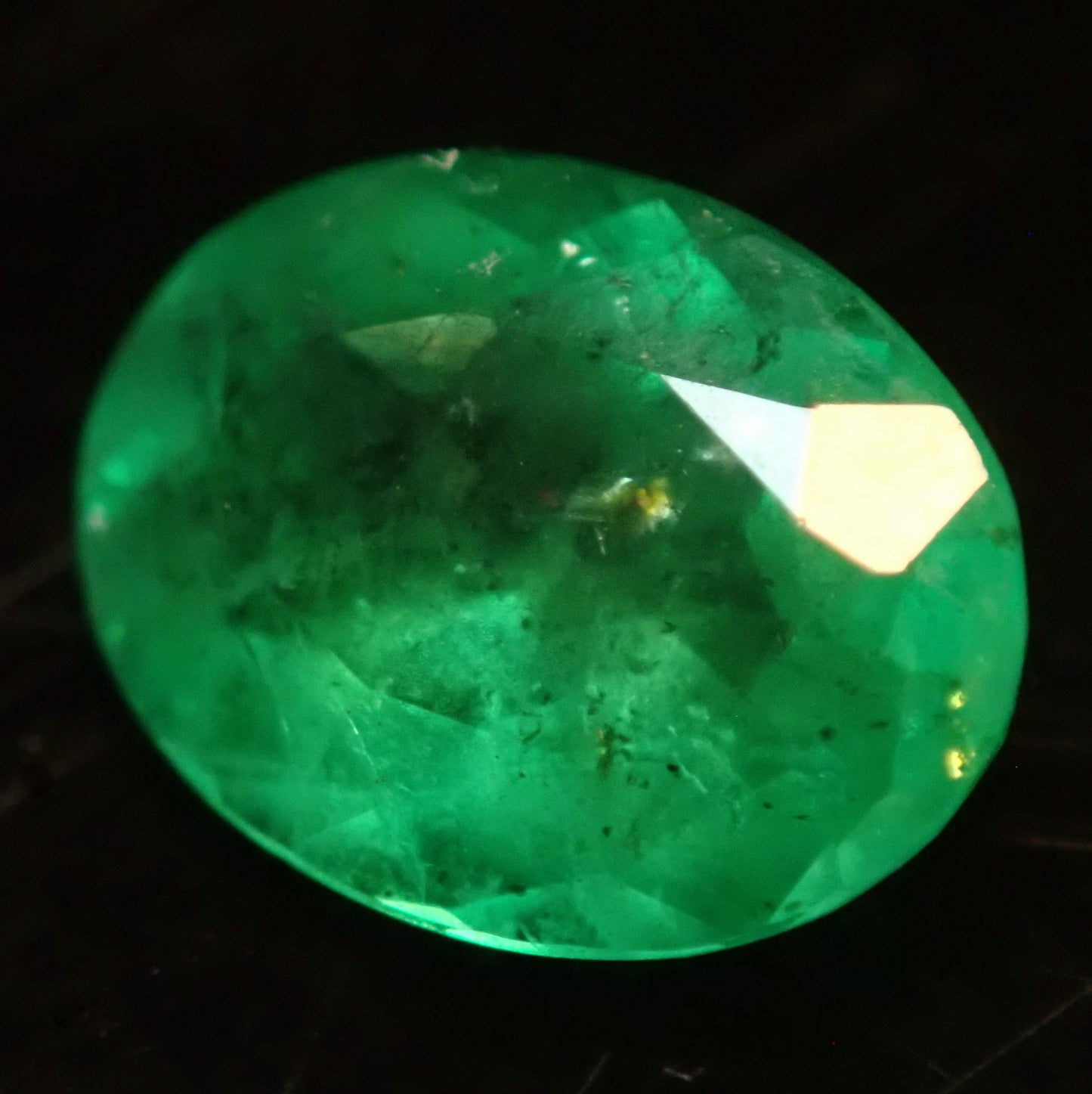 Facettierter Grüner Smaragd aus Kolumbien, 2.07 ct - 0,414g - 10,41 x 7,78 x 4,43mm